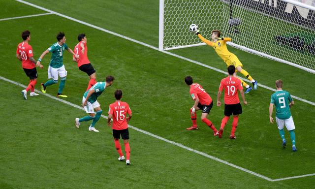 FB体育官方网站- 博洛尼亚门将神勇扑救，零封卫冕冠军  